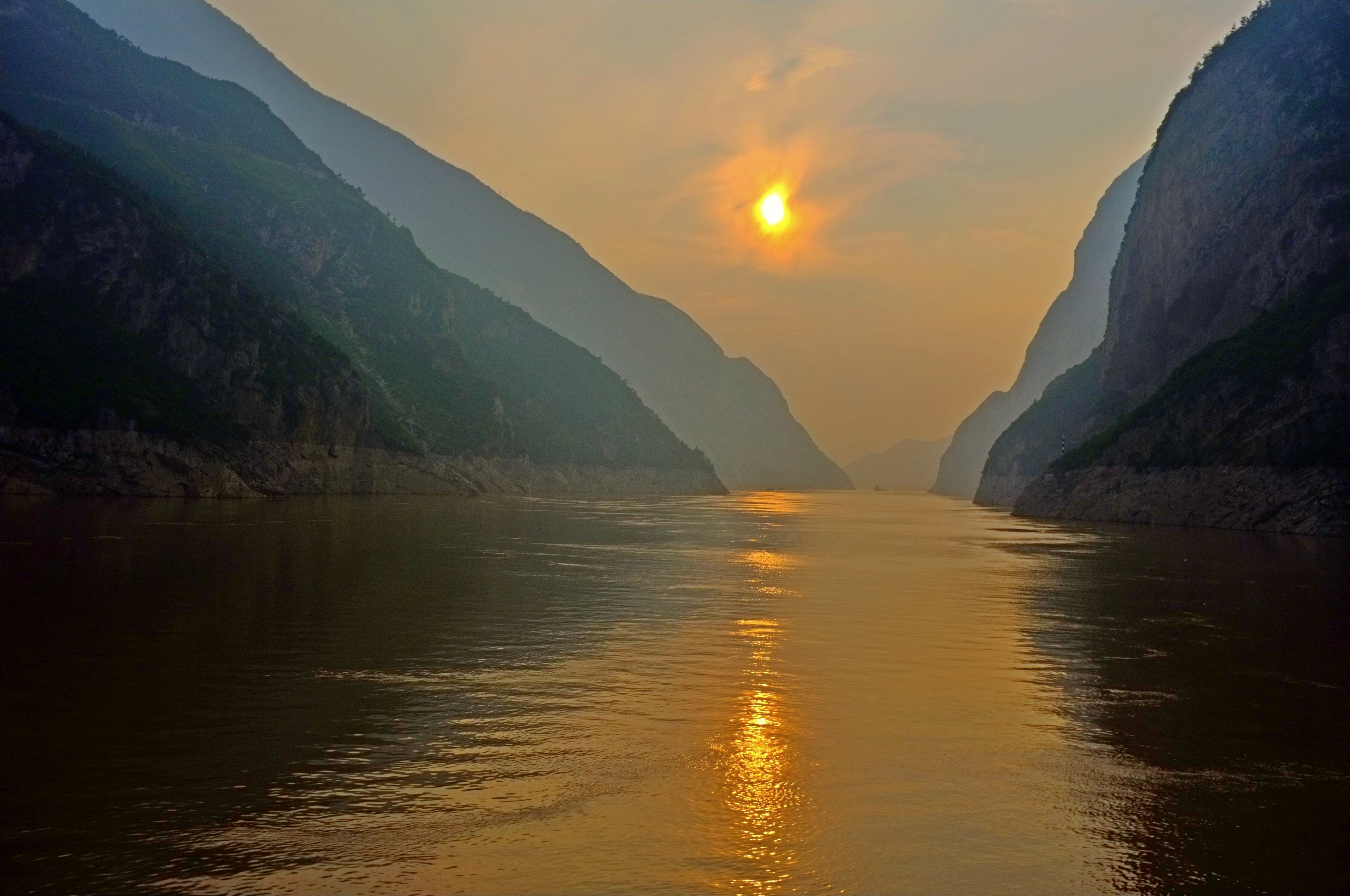 Настоящий плавно. Река Янцзы. Национальный парк «три параллельные реки», провинция Юньнань. Река Янцзы Китай. Долина реки Янцзы.